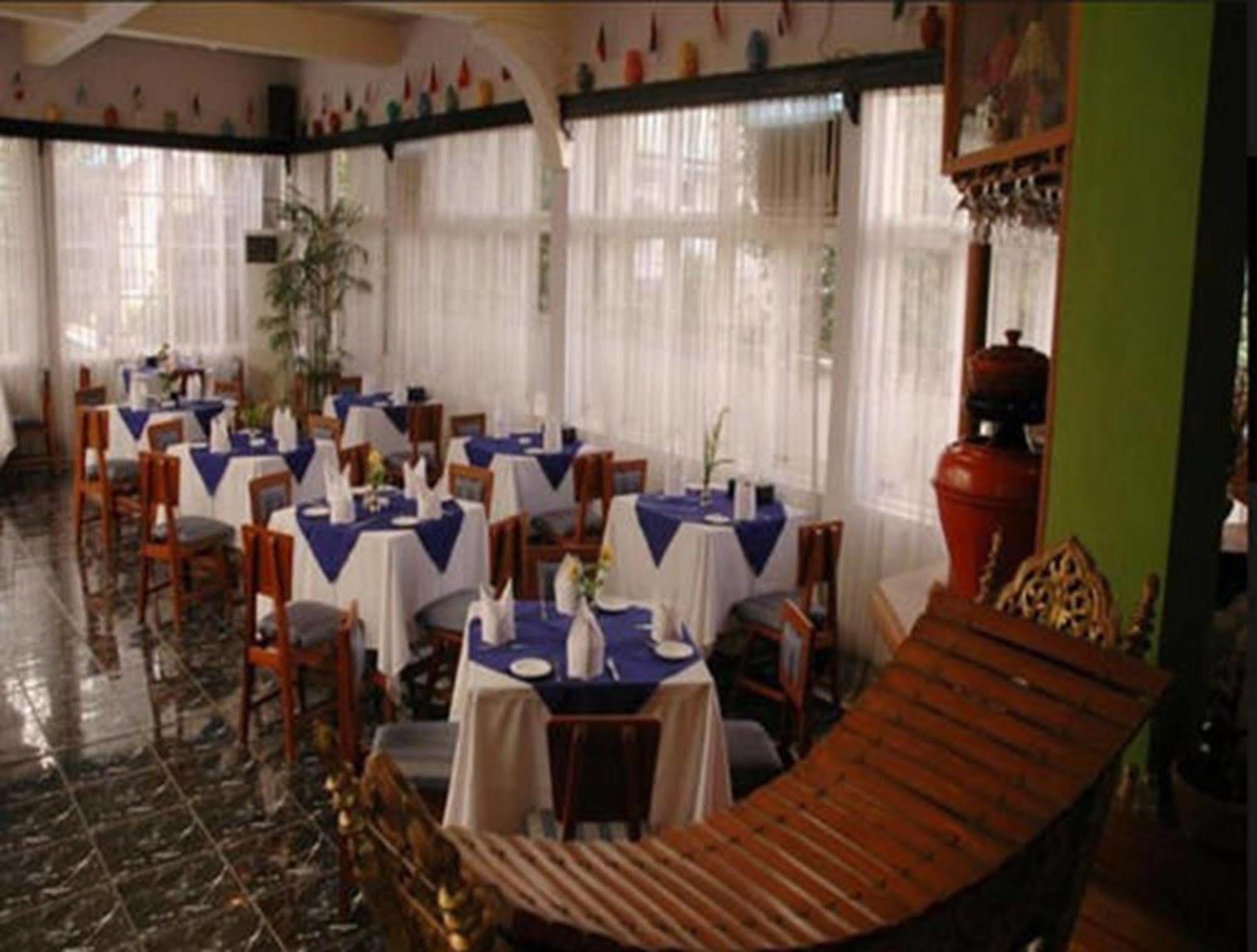 Emerald Land Hotel Мандалей Екстериор снимка